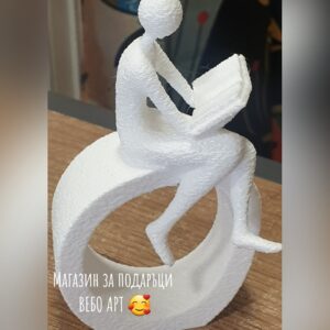Малка декоративна фигурка на четящ книга човек