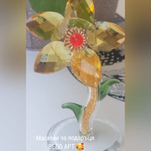 Изящно цвете от кристално стъкло в жълт цвят