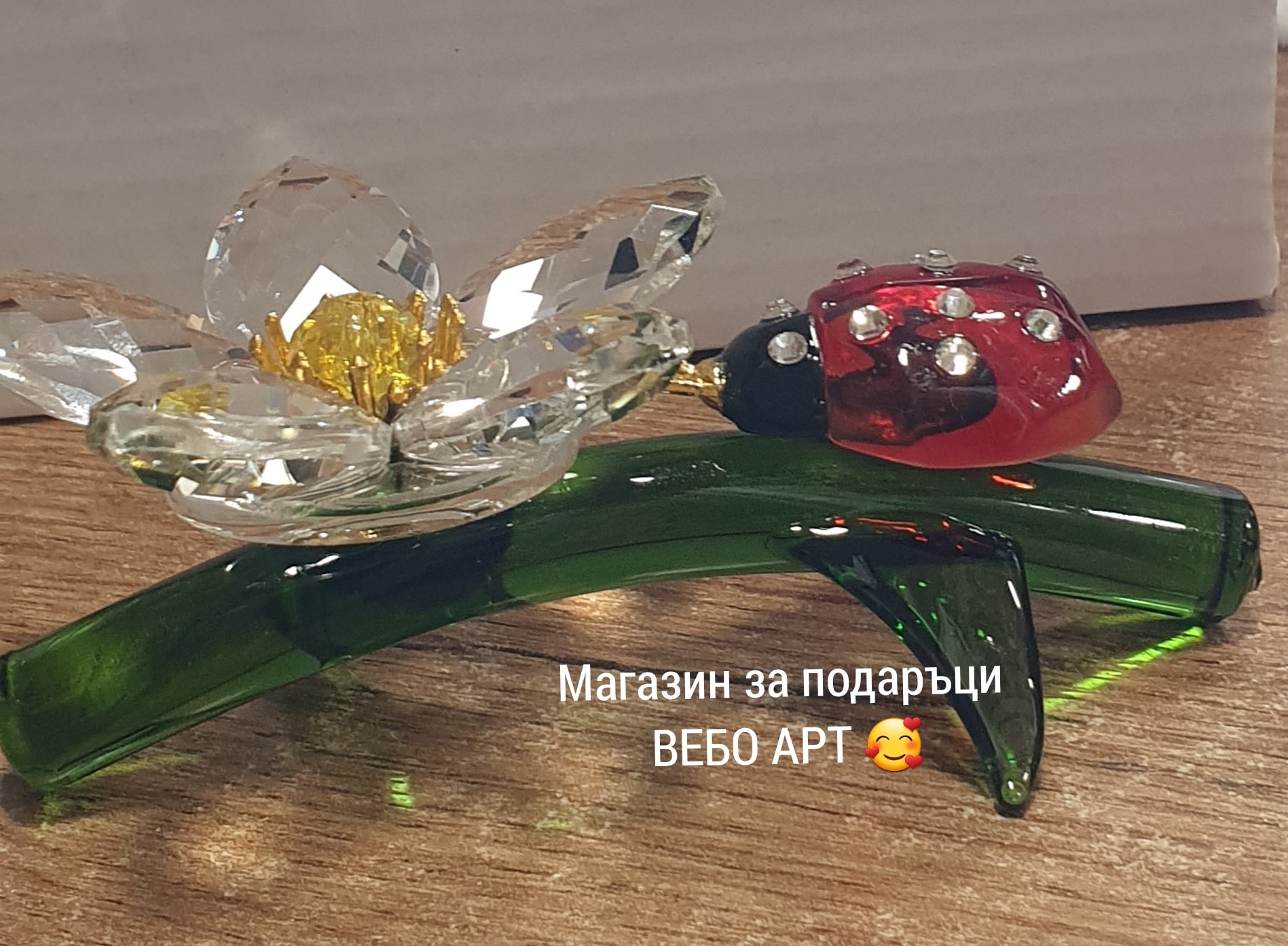 Цвете от кристално стъкло в бял цвят върху зелена клонка, и калинка - Image 2