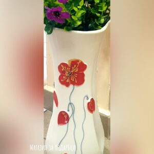 Стилна керамична ваза с макове