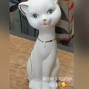 Изящна декоративна статуетка на Котка, изработена от порцелан