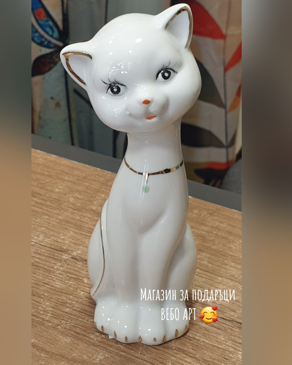 Изящна декоративна статуетка на Котка, изработена от порцелан