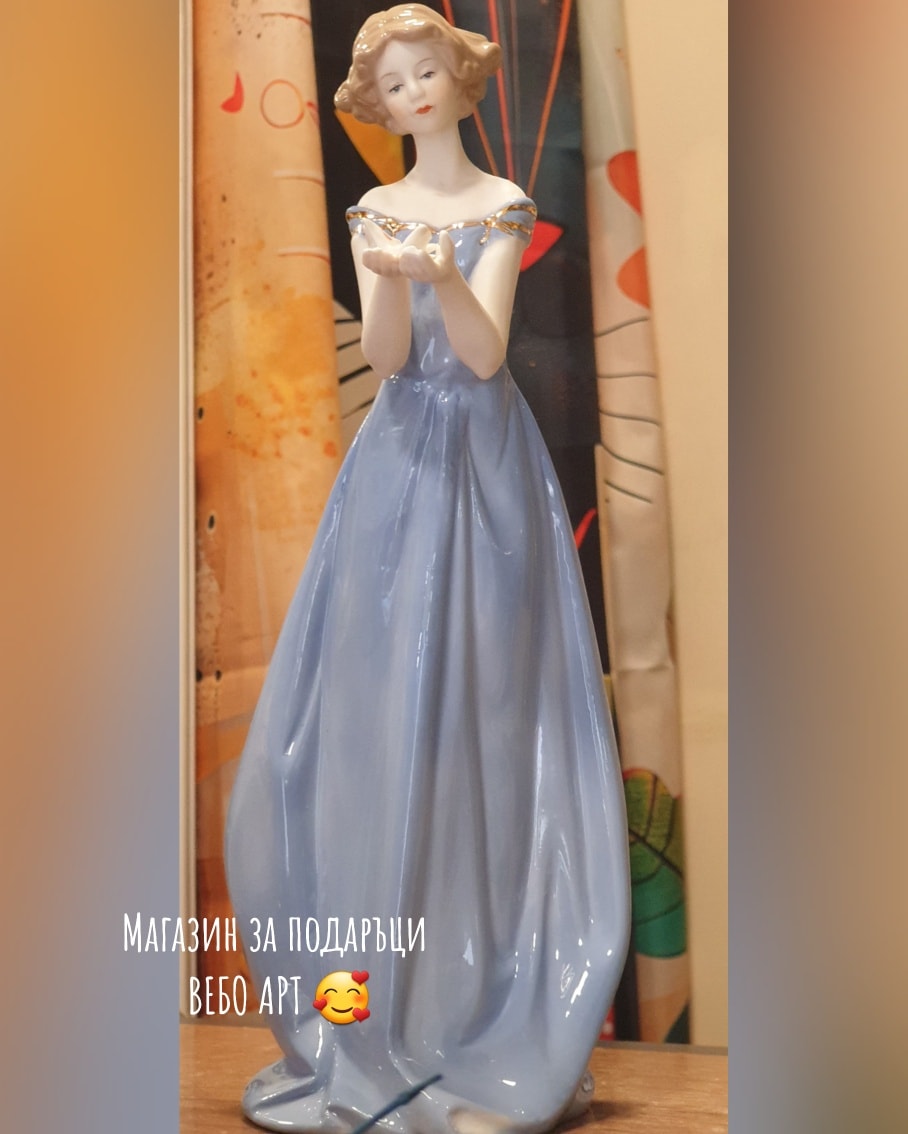 Елегантна порцеланова статуетка на Жена, облечена в дълга синя рокля - Image 2