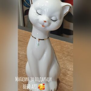 Порцеланова статуетка на Котка с герданче на вратлето