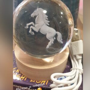 3D светеща декорация с кристална топка и вградено изображение на Кон