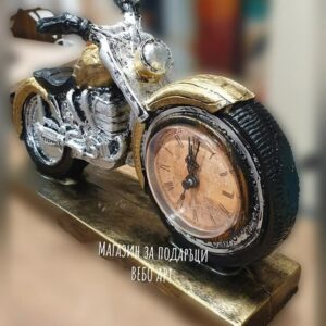 Красив настолен Часовник във формата на мотоциклет