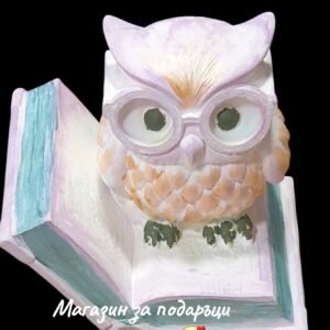 Декоративна фигурка на Бухал с очила, седнал върху отворена книга