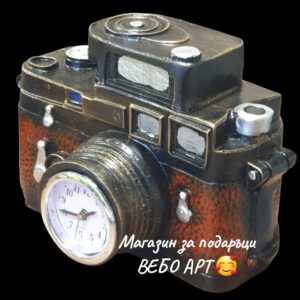 Красив часовник-касичка във формата на ретро фотоапарат