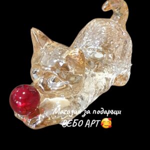 Красива декоративна фигурка на Котка с червена топка