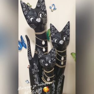 Ръчно изработени дървени котки в черен и бял цвят