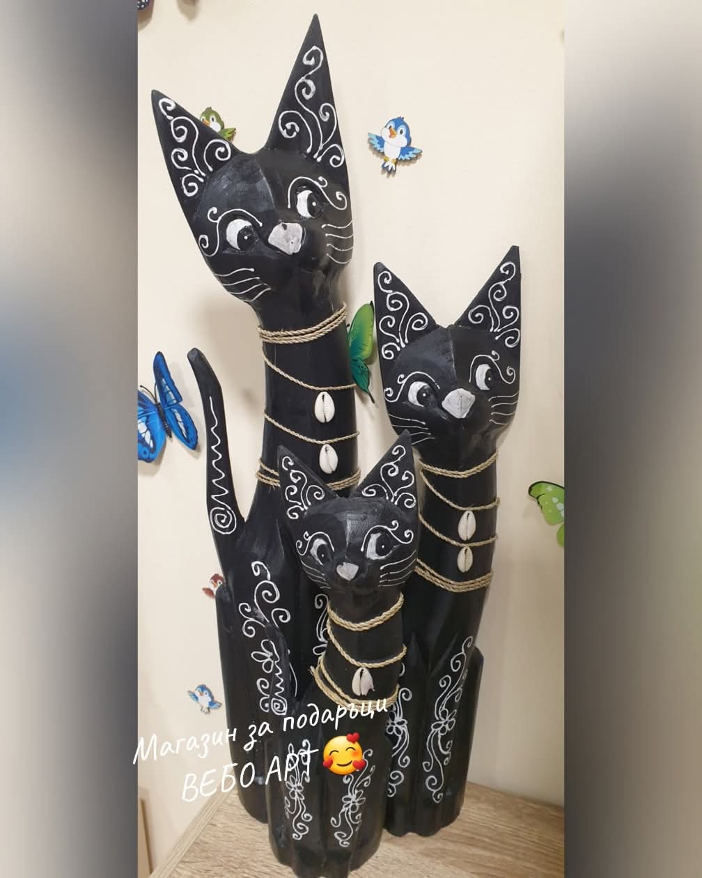Ръчно изработени дървени котки в черен и бял цвят
