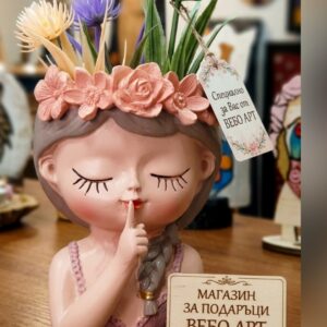 Декоративна саксия във формата на момиче с цветен венец