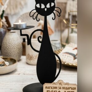 Елегантен метален свещник във формата на черна котка