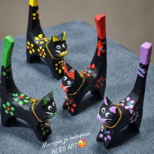Очарователни фигурки на ръчно изработени дървени котки