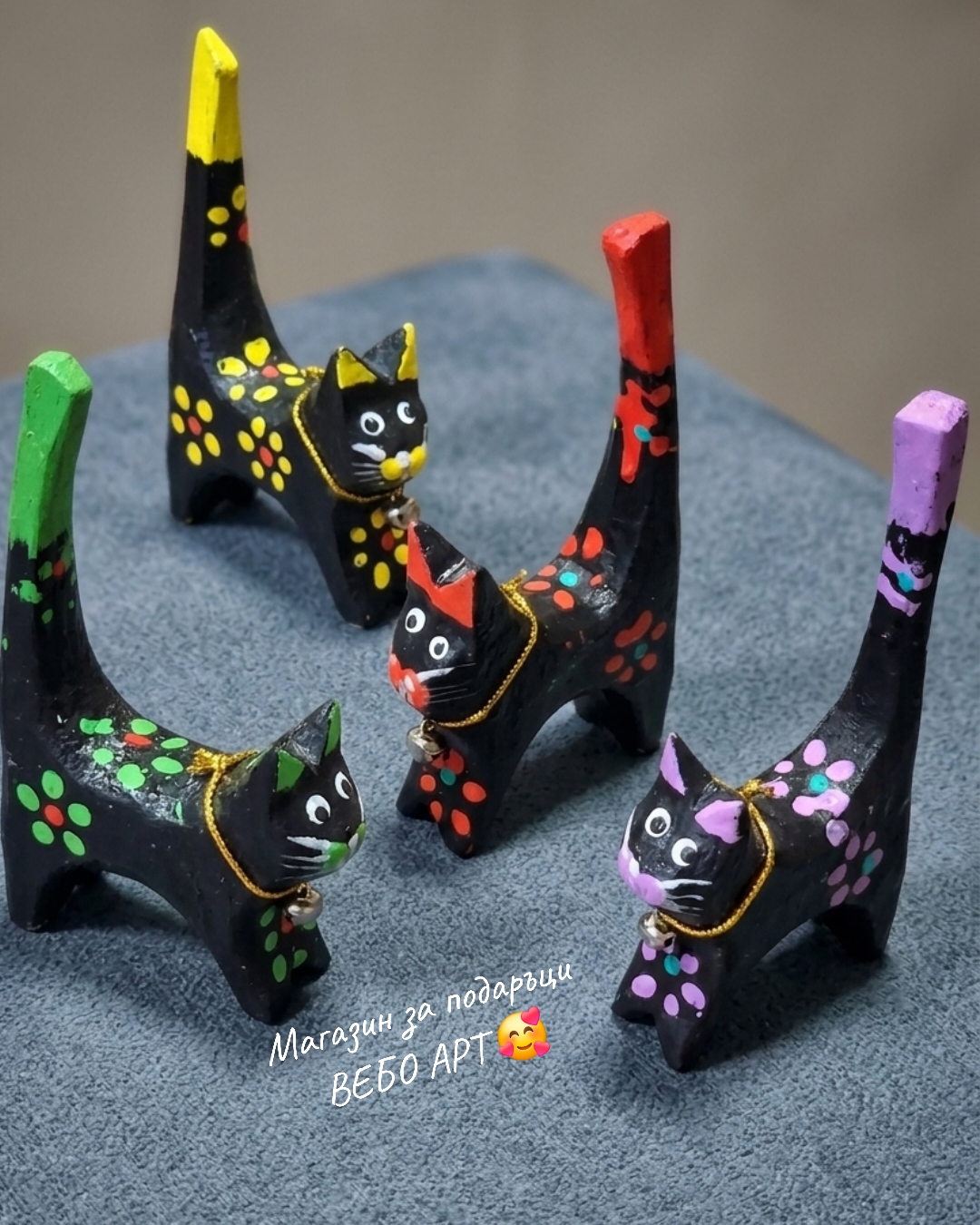Очарователни фигурки на ръчно изработени дървени котки