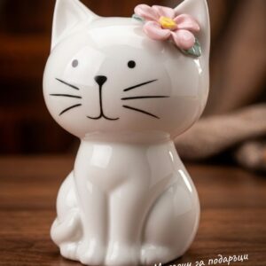 Очарователна бяла фигура на котка, с розово цвете зад ухото
